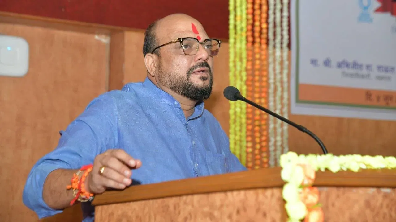 गुलाबराव पाटील यांचे वादग्रस्त वक्तव्य; उद्योगांना प्राधान्य, शेतकरी नाराज होणार?