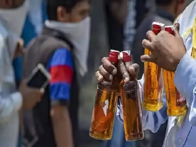 सातारा-फलटण मार्गावर शिवथर येथे धडक कारवाई; कंटेनर भरून बनावट दारू पकडली
