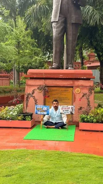 जंतर-मंतर लाठीचार्जप्रकरणी  चंद्रशेखर आझाद आक्रमक; संसदेत बाबासाहेबांच्या पुतळ्याखाली आंदोलन
