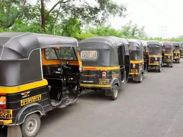 पुण्यात रिक्षा प्रवास महागण्याची शक्यता; पहिल्या दीड किमीसाठी २५ ऐवजी ३० रुपये प्रस्तावित