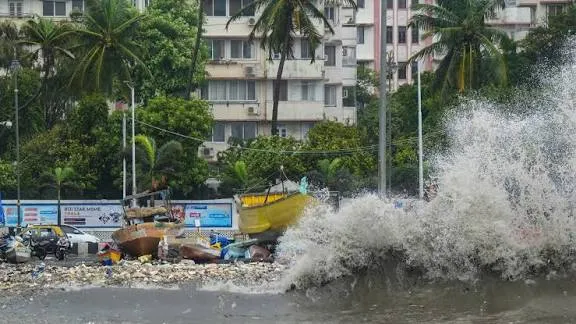 महाराष्ट्रात पावसाचा कहर! अनेक जिल्ह्यांना रेड अलर्ट, नद्या-धरणे धोक्याच्या पातळीवर