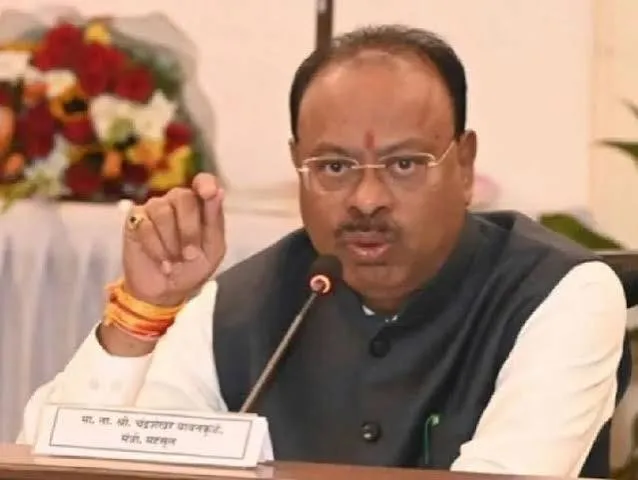 बुलढाण्यात महसूल मंत्र्यांचा आढावा; कर्जमुक्ती प्रभावीपणे राबविण्याच्या सूचना