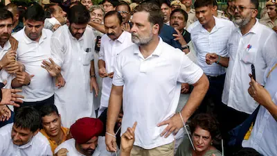 पंतप्रधान निवासाबाहेर काँग्रेसचे अचानक आंदोलन! दिल्ली पोलिसांची पळापळ