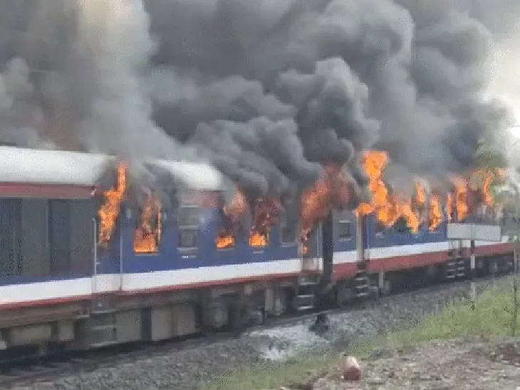 महालक्ष्मी एक्सप्रेसला कर्जतजवळ आगीचा धोका टळला; तातडीच्या उपायांमुळे मोठा अनर्थ टळल्याने सर्व प्रवासी सुरक्षित