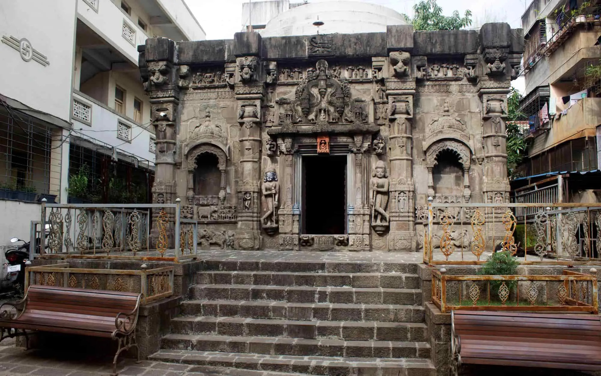 तीन सोंडांचा अद्वितीय गणपती आणि गूढ तळघर; पुण्यातील ऐतिहासिक मंदिराची अनोखी परंपरा