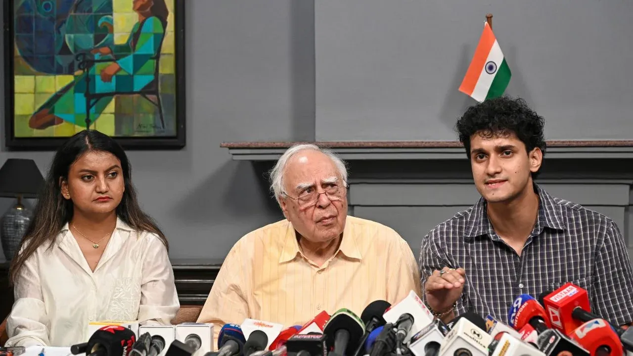 आंदोलक विद्यार्थ्यांच्या पाठीशी उभे राहत कपिल सिब्बल यांची १ कोटींची मदत; वकिलांनाही केले मोठे आवाहन