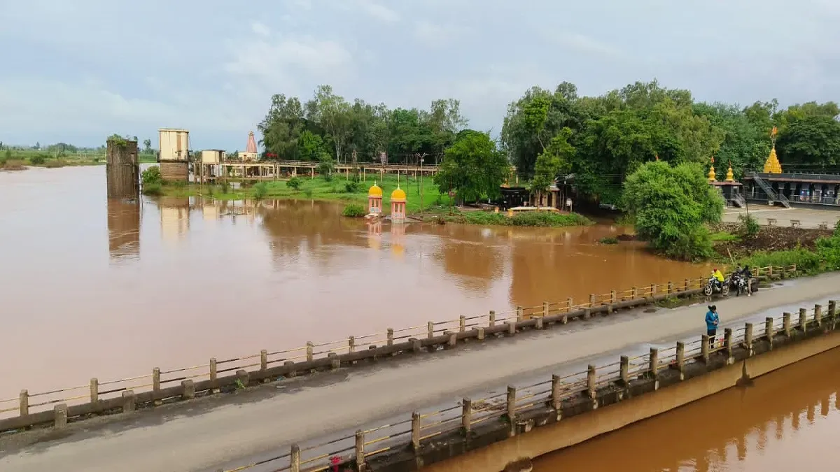 कोल्हापूरला मुसळधार पावसाचा तडाखा; पंचगंगा धोक्याच्या पातळीवर, प्रशासन सतर्क