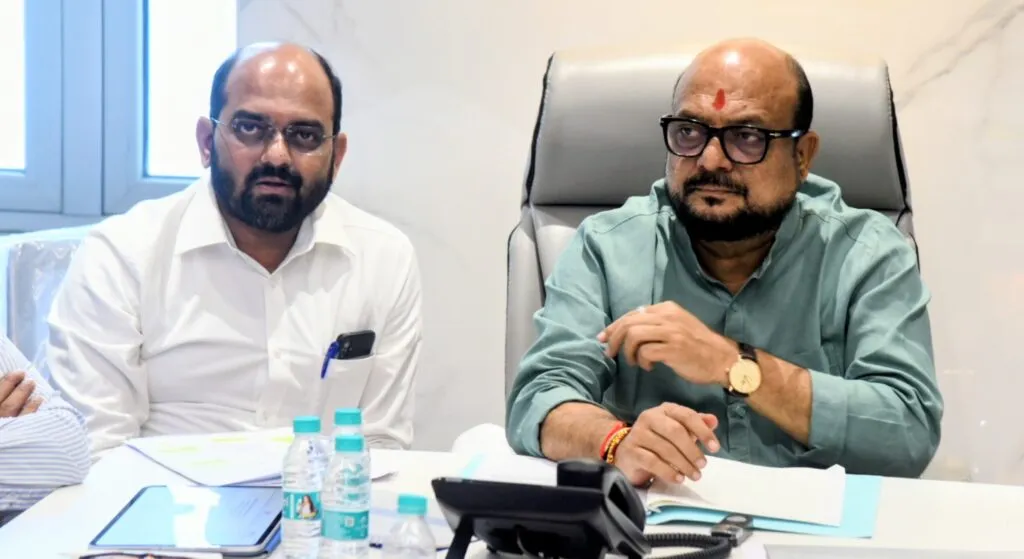 पूर्ण पाणीपुरवठा योजना तातडीने ग्रामपंचायतींकडे हस्तांतरित करा; गुलाबराव पाटील