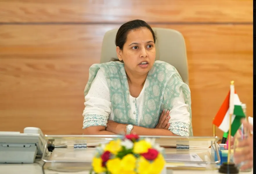 लेक लाडकी योजनेच्या अर्जात मोठा दिलासा; आता घरबसल्या आपले सरकार पोर्टलवरून ऑनलाइन अर्ज करता येणार