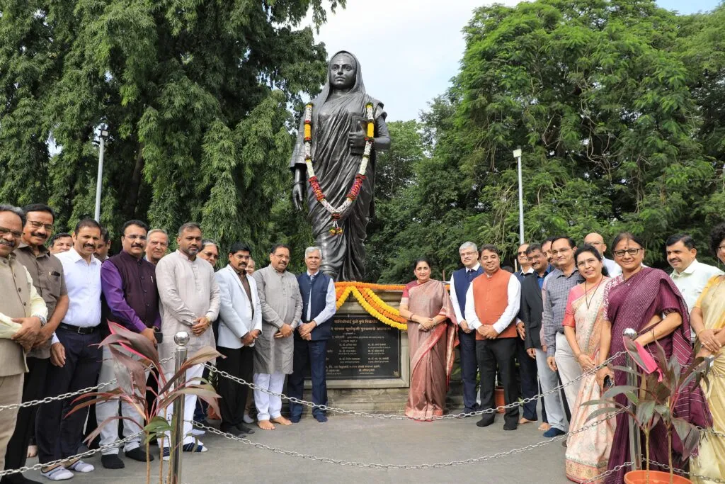 पुणे विद्यापीठात सावित्रीबाईंच्या विचारांचा जागर; २८ ज्ञानशिल्पांचे लोकार्पण
