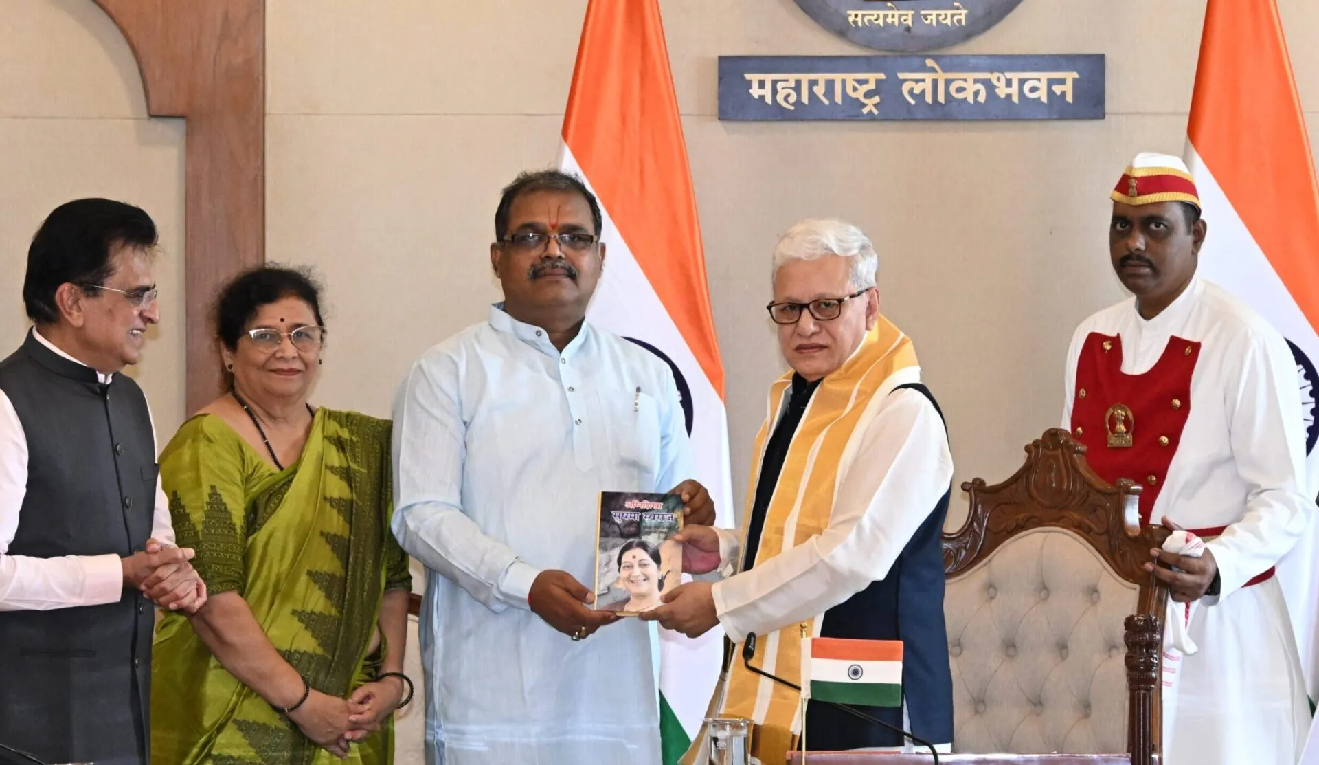 अष्टपैलू व्यक्तिमत्त्वाच्या सुषमा स्वराज यांना अभिवादन; ‘अग्निशिखा’ पुस्तकाचे प्रकाशन