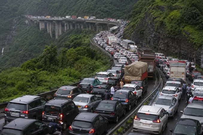 पुणे-अहिल्यानगर महामार्गावर वाहतूक कोंडी; उद्योगांवर स्थलांतराचे संकट