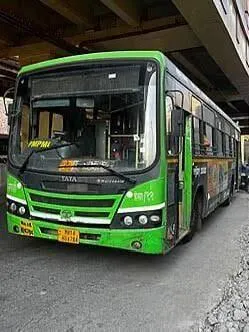 पुण्यात बसमध्ये चढताना पाय घसरला; विद्यार्थिनीचा चाकाखाली मृत्यू
