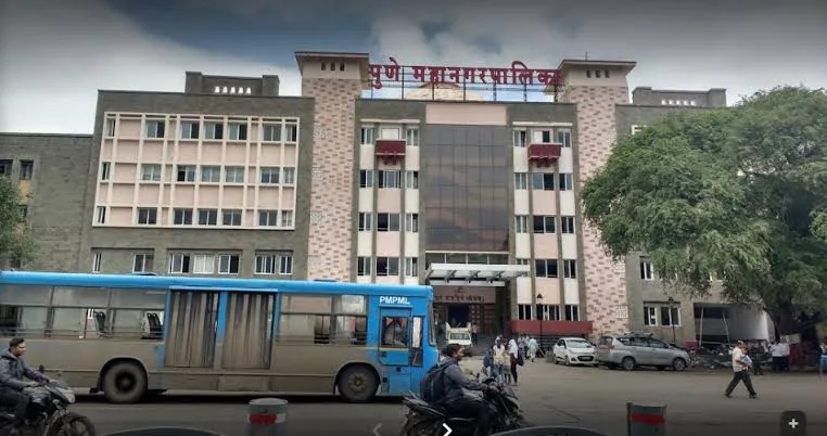 पुण्यात मध्यरात्री ४०७ कर्मचाऱ्यांच्या बदल्या; प्रशासनाविरुद्ध कर्मचाऱ्यांमध्ये संतापाची लाट