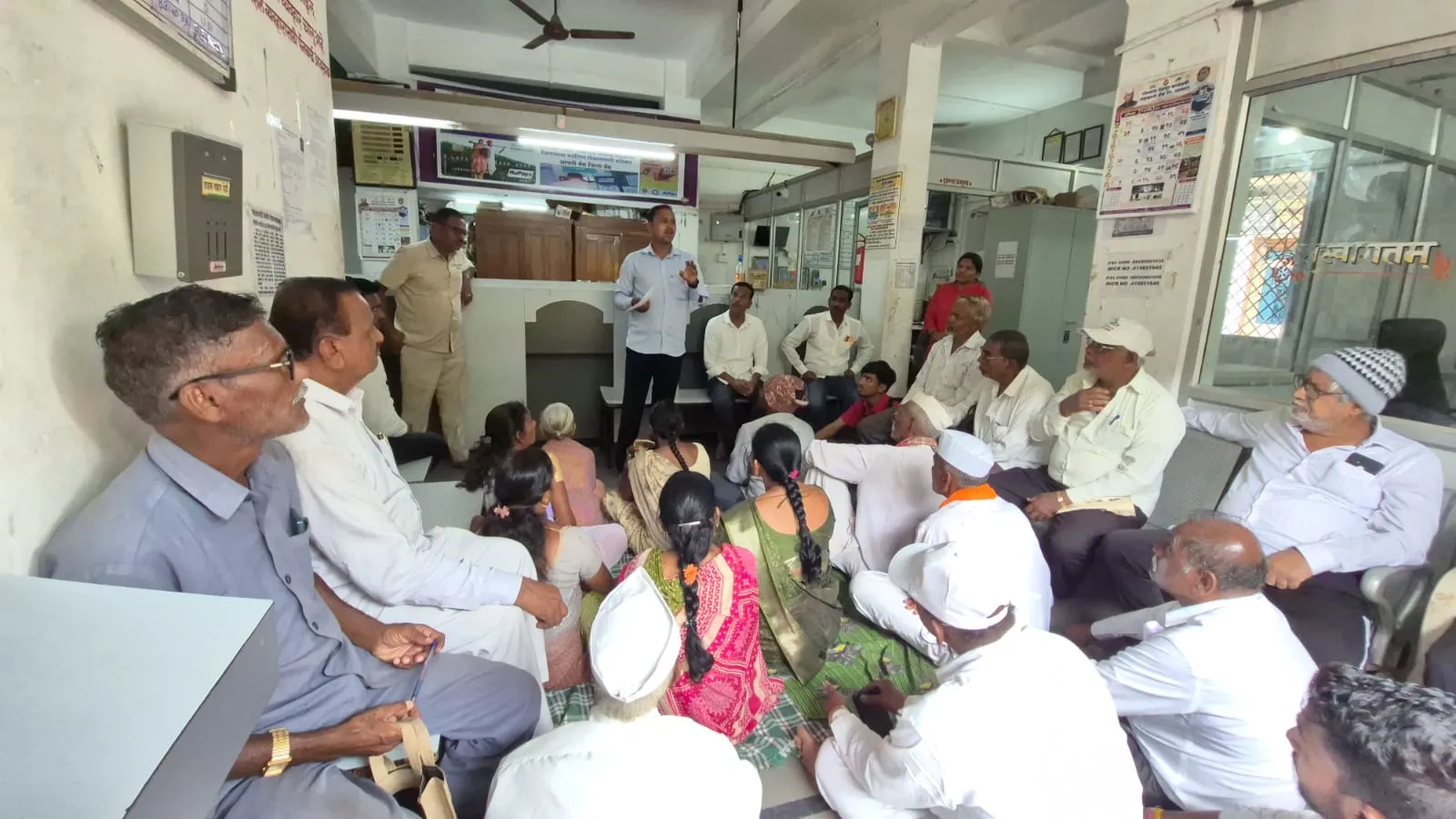 गोंदवले शाखेत 'प्रधानमंत्री पीक विमा' मार्गदर्शन वर्ग संपन्न; १० ऑगस्टपर्यंत ऑनलाईन अर्जाचे आवाहन