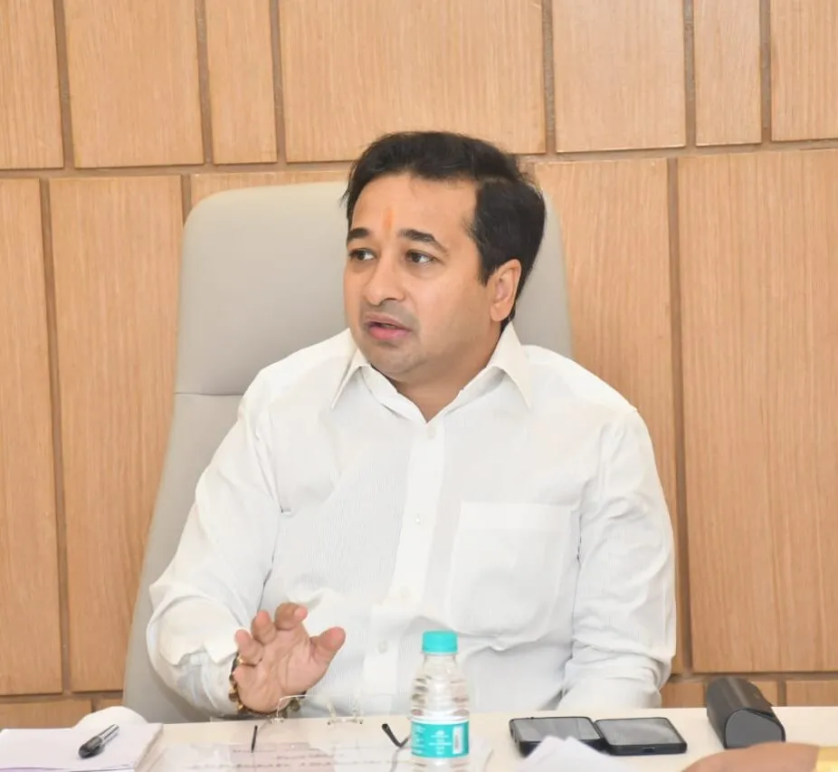 विमा भरपाईत विलंब नको; नितेश राणे आक्रमक 