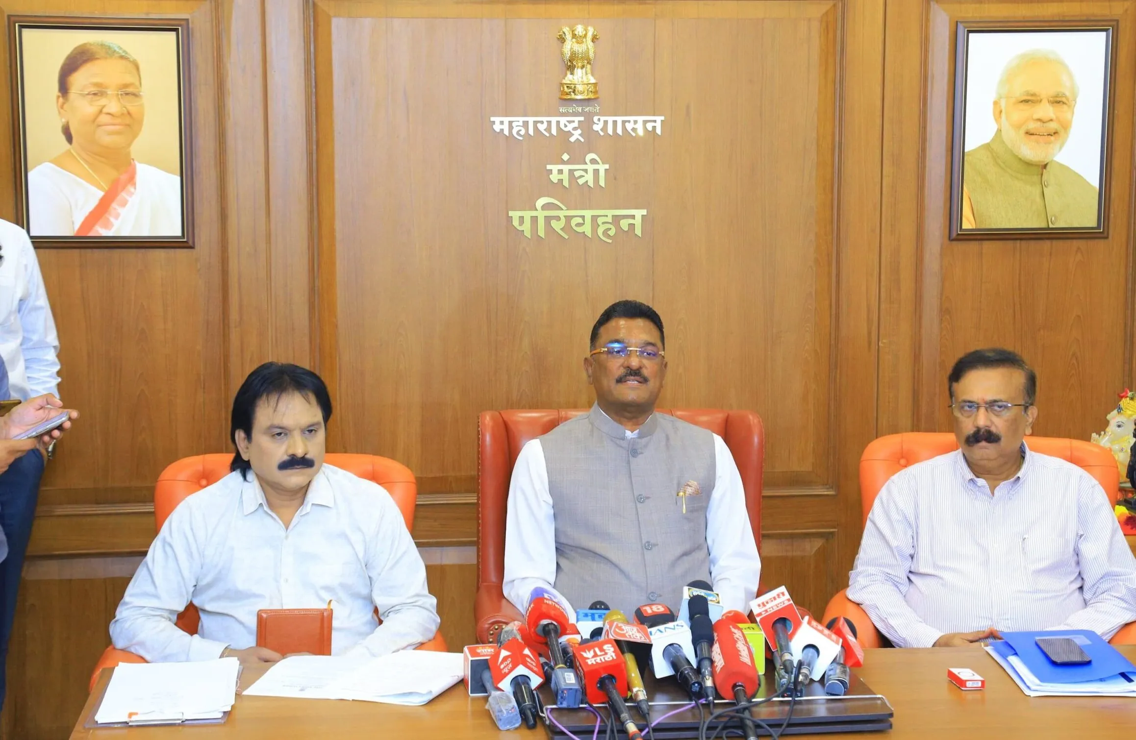 महाराष्ट्रात व्यावसायिक वाहनचालकांना मराठी बंधनकारक; सरनाईकांची मोठी घोषणा