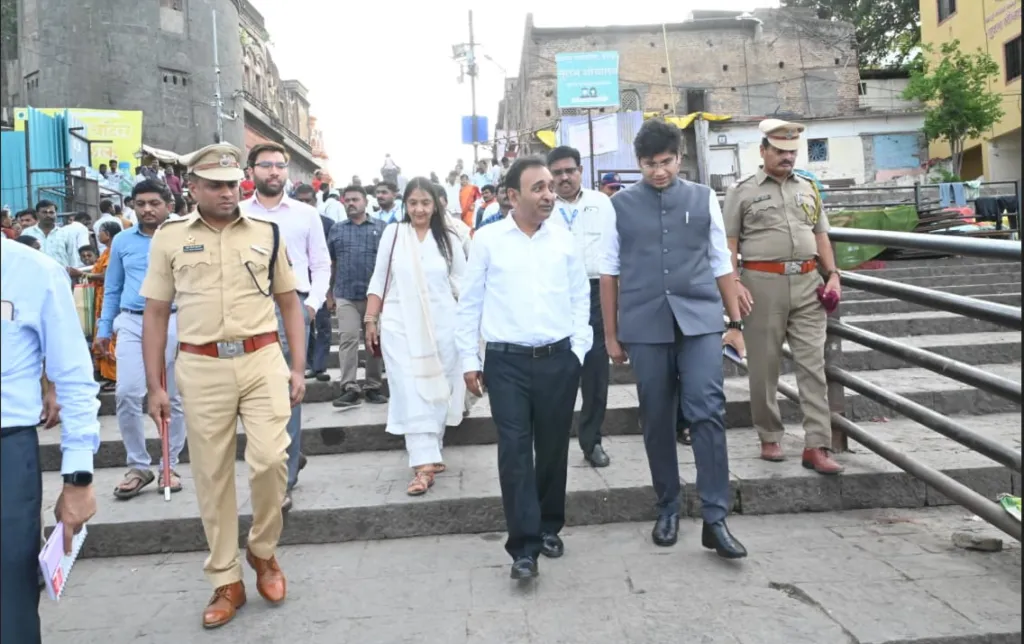 पंढरपूर मंदिर व घाट परिसराचा होणार कायापालट; मुख्य सचिव राजेश अग्रवाल यांनी केली पाहणी; विकास कामांना गती देण्याचे प्रशासनाला निर्देश
