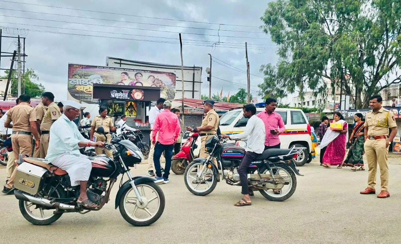 बेशिस्त वाहनचालकांना दहिवडी पोलिसांचा दणका ; फॅन्सी नंबरप्लेट, सायलेन्सर आणि विना सीटबेल्ट चालकांवर कारवाई