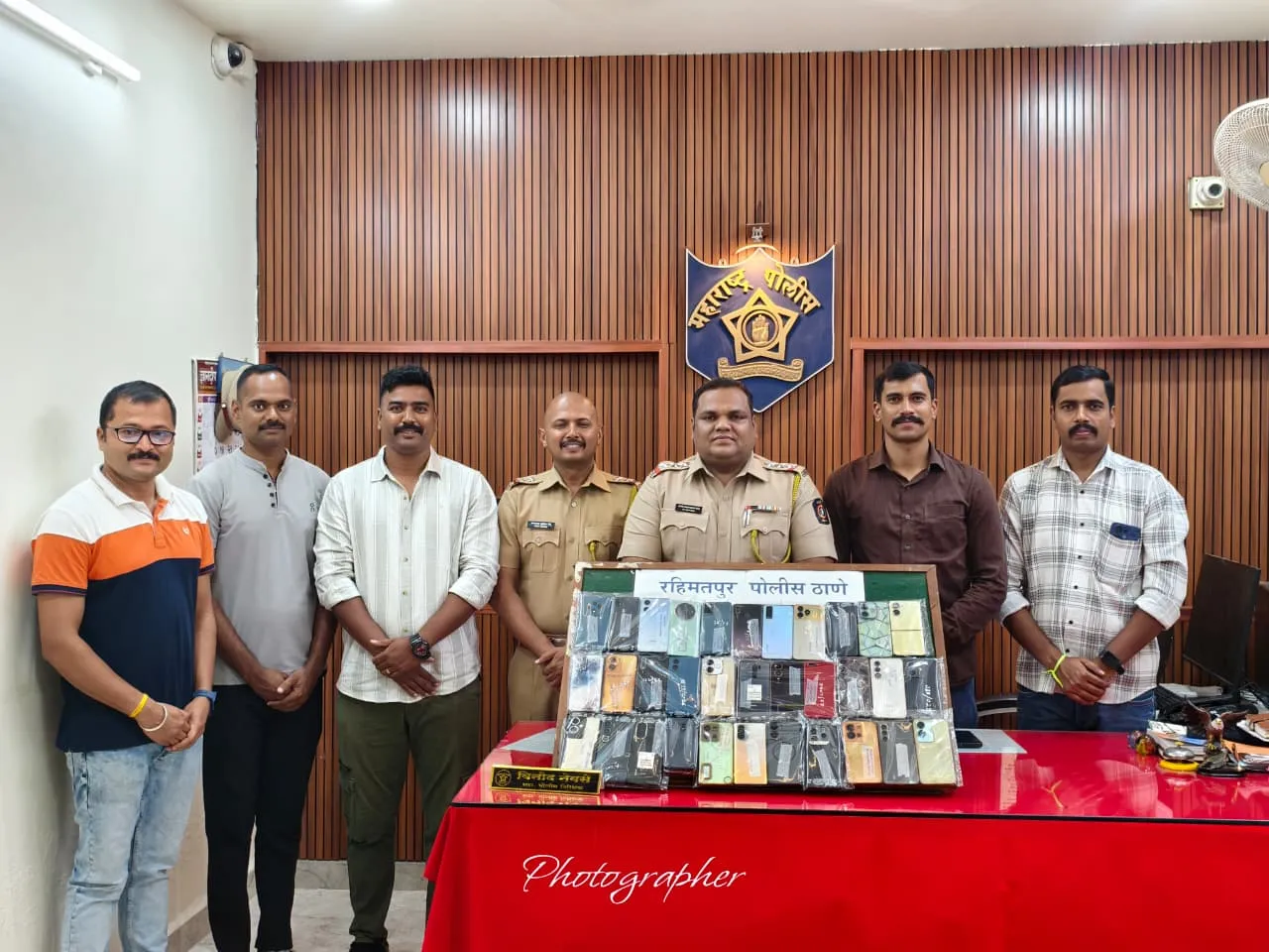 रहिमतपूर पोलिसांची मोठी कामगिरी; ८ लाख ७५ हजारांचे ३२ हरवलेले मोबाईल नागरिकांना परत