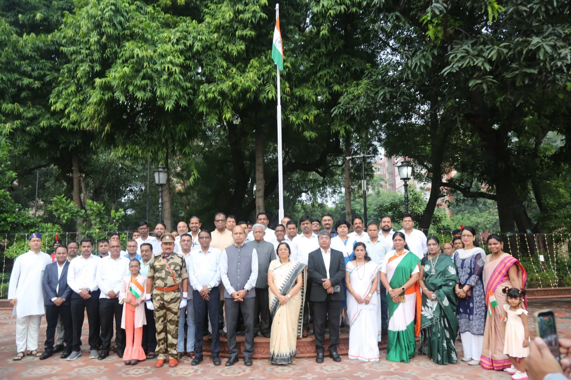 नवी दिल्लीतील दोन्ही महाराष्ट्र सदनांमध्ये स्वातंत्र्यदिन अतिशय उत्साहात साजरा; निवासी आयुक्त डॉ. श्वेता सिंघल यांच्या हस्ते राष्ट्रध्वजारोहण