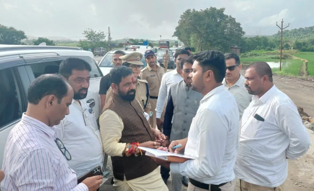 गणेशोत्सवापूर्वी मुंबई-गोवा महामार्गाला वेग; भरत गोगावले यांची पाहणी