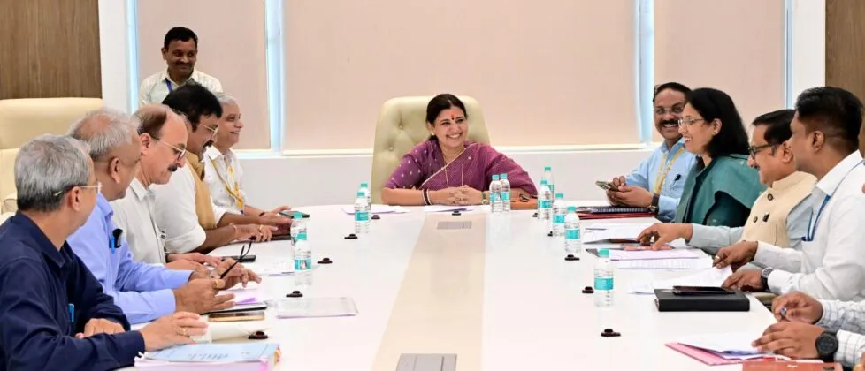 झोपडपट्टी पुनर्वसन प्रकल्पांना गती; राज्यमंत्री माधुरी मिसाळ यांचा आदेश