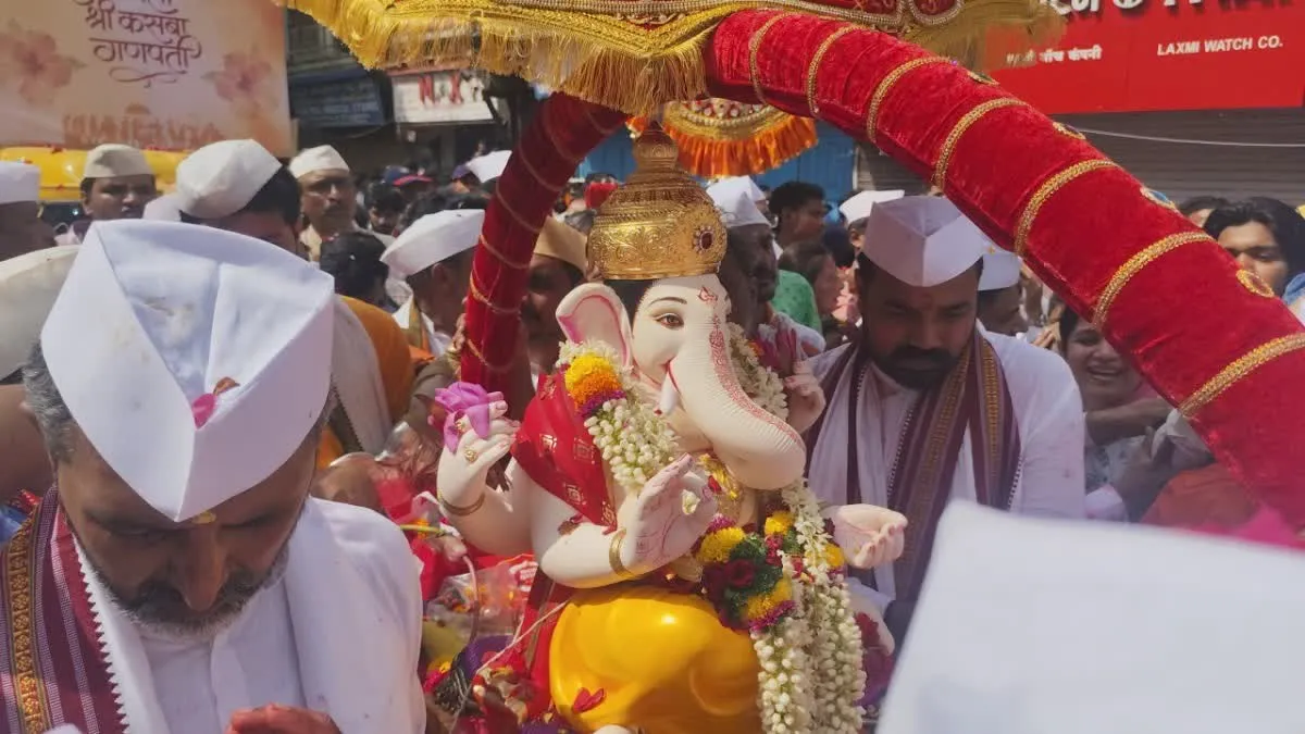 कसबा गणपतीच्या आरतीने विसर्जन मिरवणुकीचा शुभारंभ; मुस्लिम बांधवांच्या अत्तर स्वागताने सामाजिक सलोख्याचा संदेश