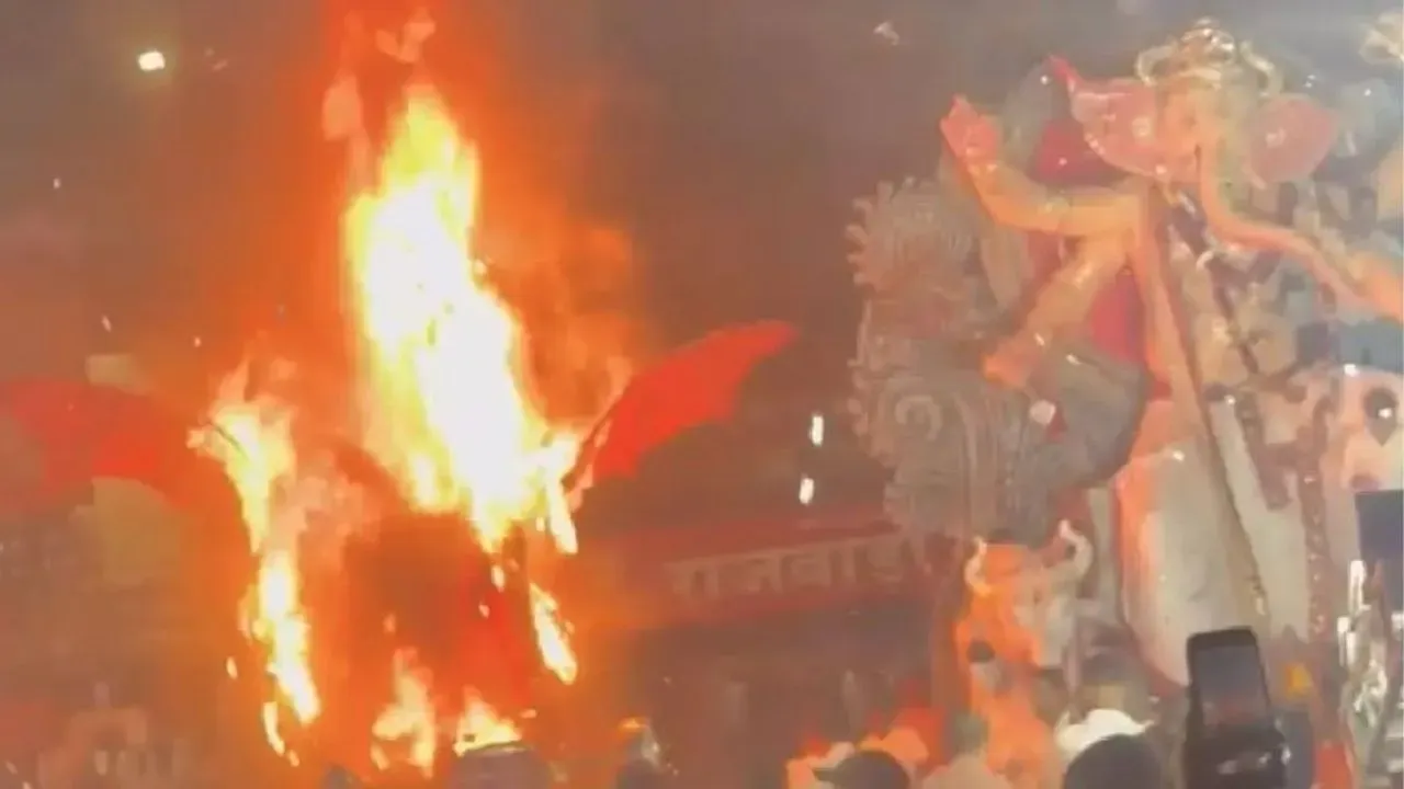 साताऱ्यात गणपती आगमन मिरवणुकीत मोठी दुर्घटना टळली; डायनासॉरच्या देखाव्याला आग