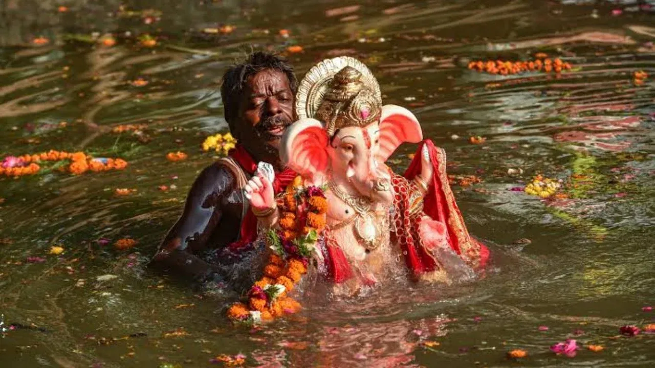 पीओपी गणेशमूर्ती विसर्जनावर उच्च न्यायालयाचे नवे निर्देश; ६ फुटांपर्यंतच्या मूर्ती कृत्रिम तलावातच