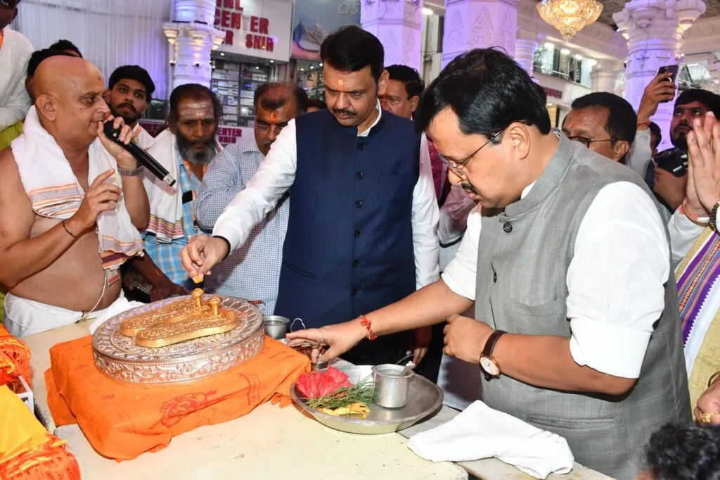बाप्पांच्या भक्तीत मुख्यमंत्री फडणवीस रंगले; मानाच्या गणपतींचे दर्शन घेत ढोलावर धरला ठेका