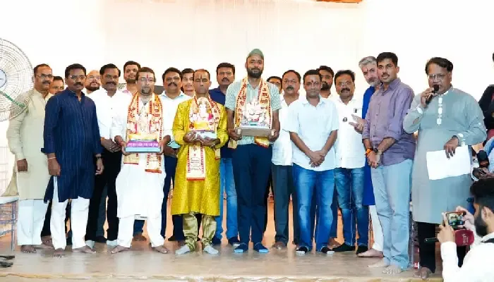 काश्मीरमध्ये गणेशोत्सवाची जय्यत तयारी; पुण्यात मानाच्या गणपतींच्या मूर्ती कार्यकर्त्यांकडे