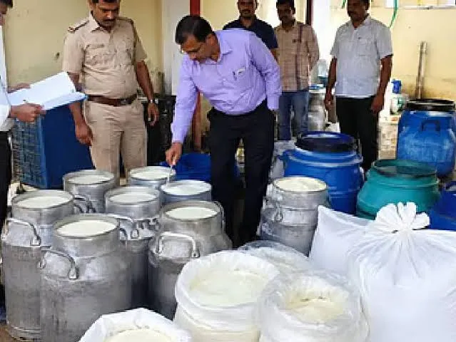 दुधाच्या दरवाढीचा शेतकऱ्यांना फायदा; एफडीएच्या धडक कारवाईने शुद्ध दुधाला वाढली मागणी