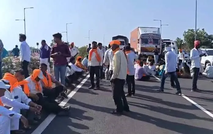 जरांगे-पाटलांच्या प्रकृतीने आंदोलनाला धार; धुळे-सोलापूर महामार्ग रोखला
