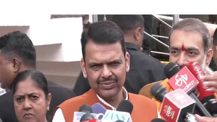 पुण्यातील हल्ल्याच्या घटनेवर फडणवीसांची नाराजी; वाद टाळण्याचे आवाहन