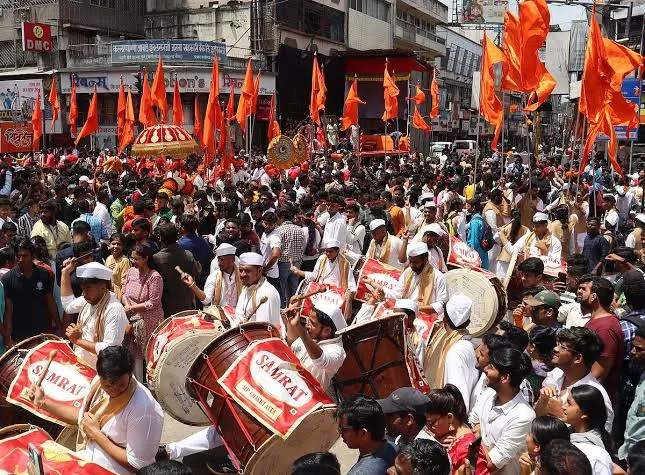 पुण्यात ३३ तासांत गणेश विसर्जन मिरवणूक पूर्ण! मानाचे गणपती व 'दगडूशेठ' हलवाईंच्या विसर्जनाची वेळ काय होती?  