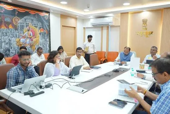 दुष्काळ सदृश स्थितीवर सरकार सक्रिय; पालकमंत्र्यांना शेतशिवारात जाऊन पाहणीचे आदेश