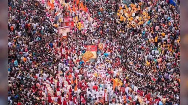 पुणे गणेश विसर्जन मिरवणुकीचा जल्लोष; ढोल-ताशांचा गजर, गुलालाची उधळण अन् ड्रोनमधून विहंगम दृश्य
