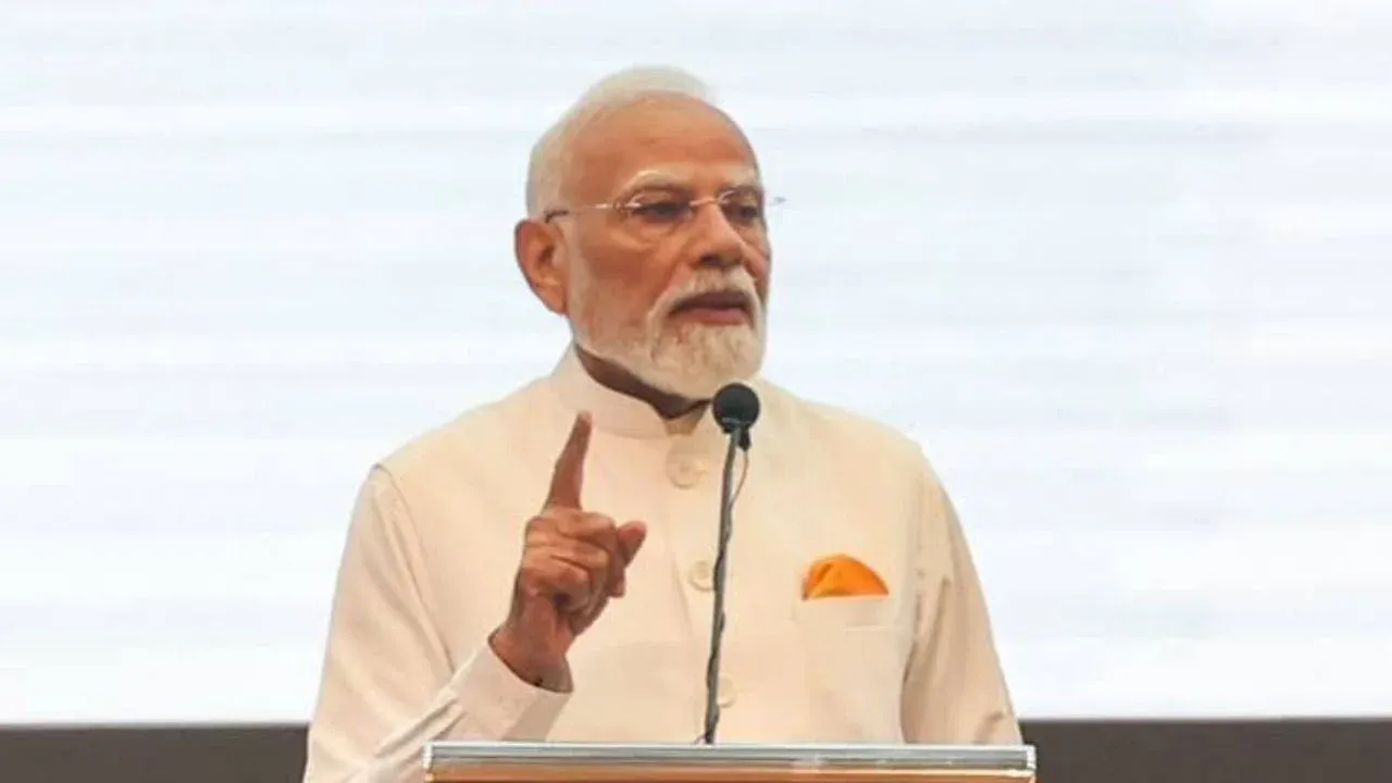 काँग्रेसच्या काळातील विकासावर मोदींचा निशाणा; वडोदऱ्यात ३५ हजार कोटींच्या प्रकल्पांचे लोकार्पण