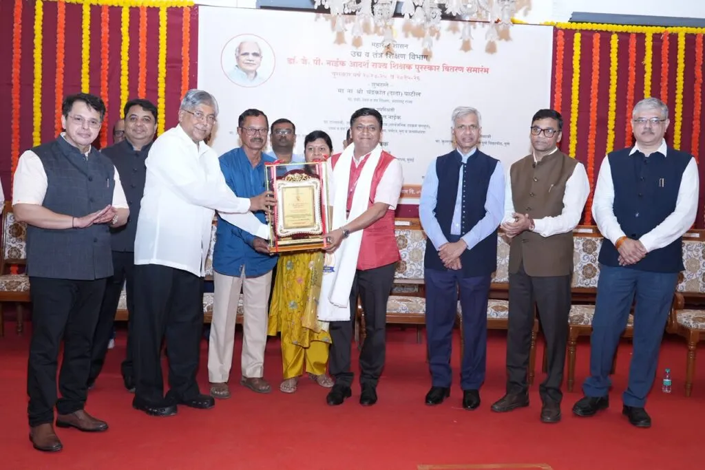 विचार करायला शिकवणारे शिक्षण काळाची गरज; ४२ शिक्षक सन्मानित