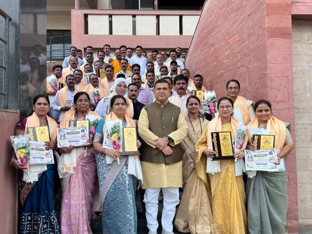 डिजिटल युगात शिक्षकांनी नव्या तंत्रज्ञानाशी जुळवून घ्यावे; रावल