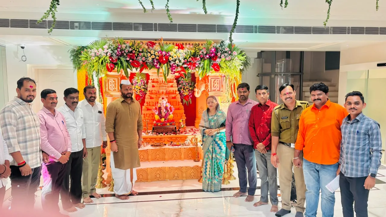 जयकुमार गोरे यांच्या दहीवडीतील निवासस्थानी बाप्पा विराजमान; सुख-समृद्धीसाठी प्रार्थना