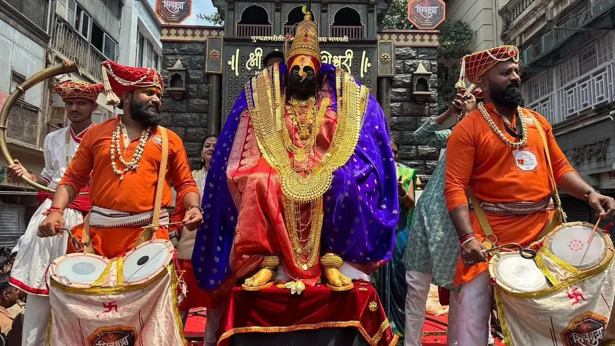 तांबडी जोगेश्वरी गणपतीच्या सोहळ्यात भक्तीचा अनोखा संगम; तुळजाभवानीचे सजीव रूप, वारकऱ्यांची उपस्थिती