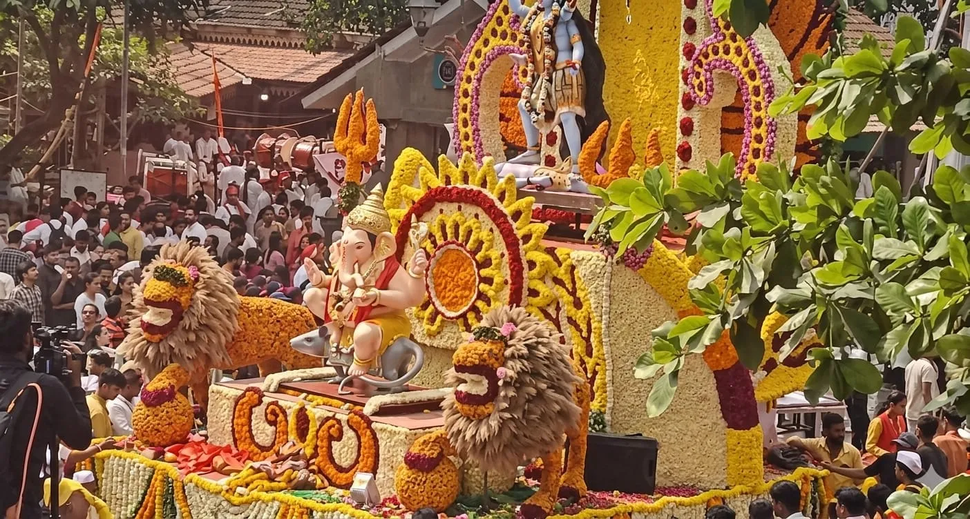 भक्तीचा जल्लोष अन् ढोल-ताशांचा निनाद; मानाचा तिसरा गुरुजी तालीम गणपती मिरवणुकीत दाखल