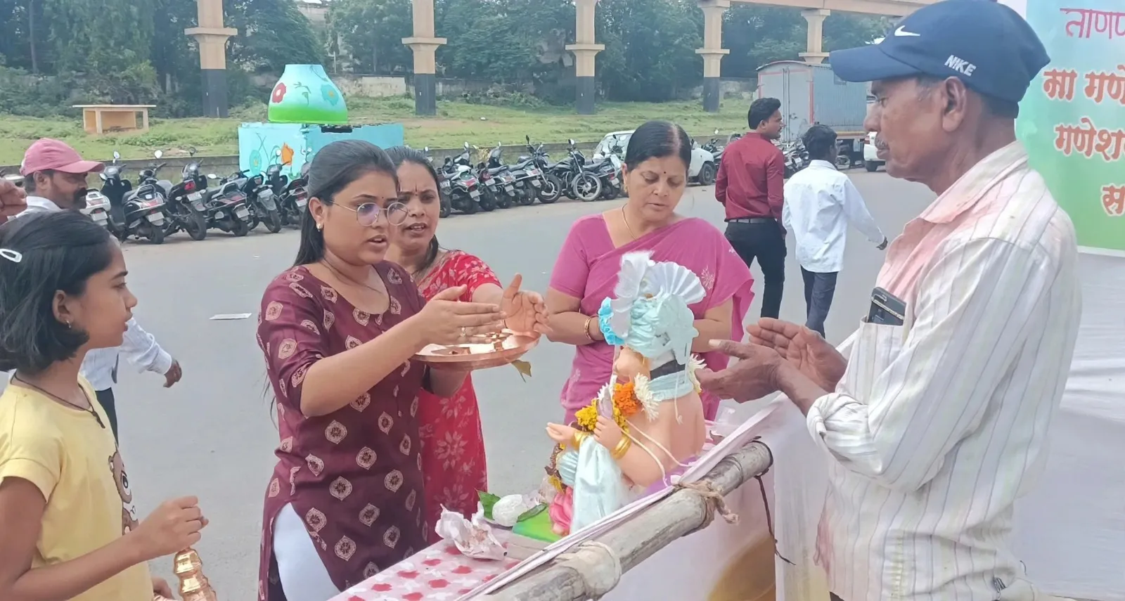 पुण्यात घरगुती गणपतींच्या विसर्जनाला सुरुवात; कृत्रिम व खुल्या हौदांवर भाविकांची मोठी गर्दी