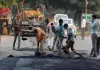 तळेगाव-चाकण-शिक्रापूर मार्गावर खड्डे बुजविण्याची धडक मोहीम सुरू