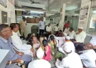 गोंदवले शाखेत 'प्रधानमंत्री पीक विमा' मार्गदर्शन वर्ग संपन्न; १० ऑगस्टपर्यंत ऑनलाईन अर्जाचे आवाहन
