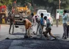 तळेगाव-चाकण-शिक्रापूर मार्गावर खड्डे बुजविण्याची धडक मोहीम सुरू
