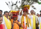 जागतिक आदिवासी दिनी अनोखा उपक्रम; पालकमंत्र्यांनी कोलाम पाड्यावर साधला संवाद