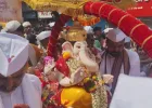 कसबा गणपतीच्या आरतीने विसर्जन मिरवणुकीचा शुभारंभ; मुस्लिम बांधवांच्या अत्तर स्वागताने सामाजिक सलोख्याचा संदेश